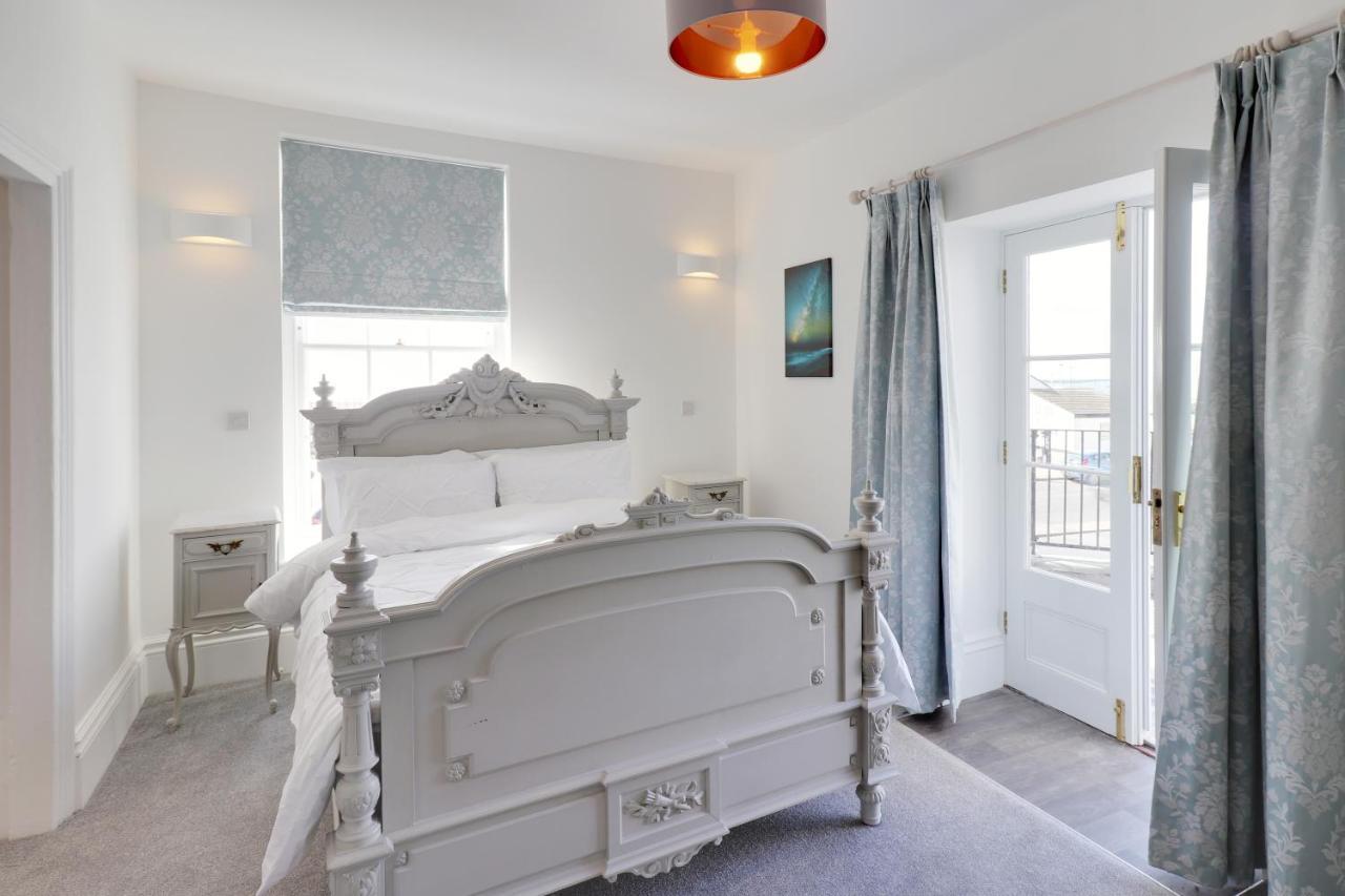 Master Accommodation Suite 2 Sea View With Balcony Хейстингс Екстериор снимка